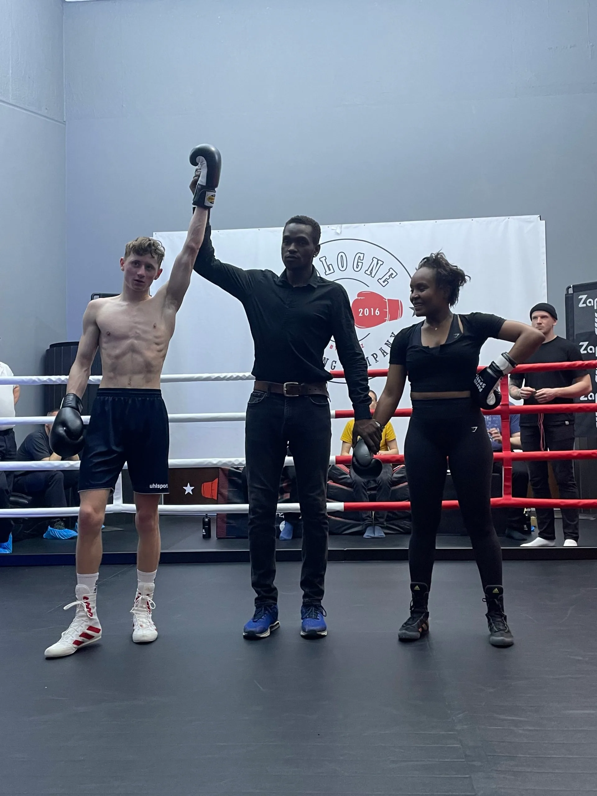 Kämpfer mit dem Ringrichter nach dem Kampf, Fight Night 4.0
