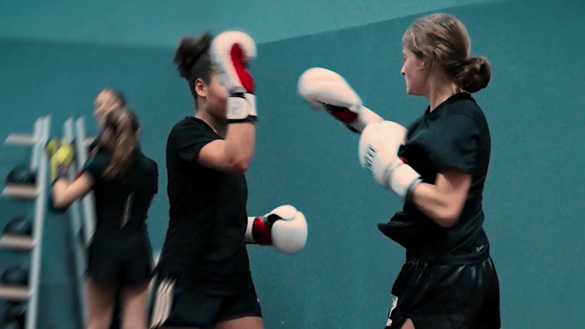 Zwei Sportlerinnen im Sparring, Handschuhe in Deckung, in der Boxing Company Cologne